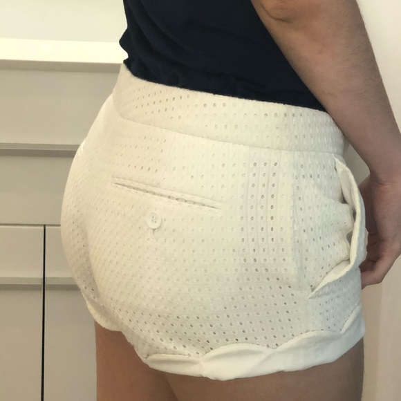 Classy & versatile Club Monaco White Short - Picture 7 of 8